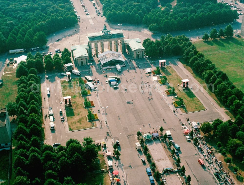 Berlin from above - Site at the Brandenburg Gate in Berlin. The Brandenburg Gate forms with the Pariser Platz the conclusion of the Unter den Linden. On the west side of the gate is the place of the March 18, at the Strasse des 17. Juni begins, which passes through the Tiergarten