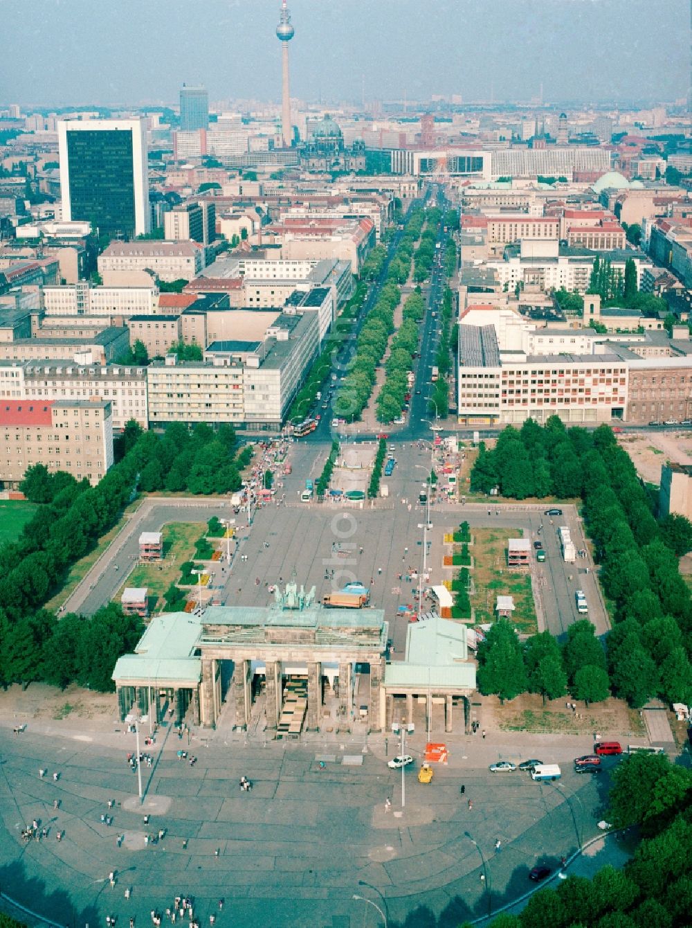 Aerial photograph Berlin - Site at the Brandenburg Gate in Berlin. The Brandenburg Gate forms with the Pariser Platz the conclusion of the Unter den Linden. On the west side of the gate is the place of the March 18, at the Strasse des 17. Juni begins, which passes through the Tiergarten