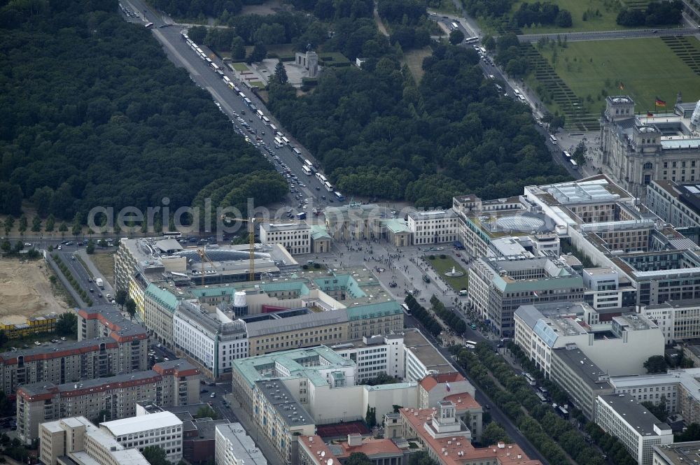 Aerial photograph Berlin - Site at the Brandenburg Gate in Berlin. The Brandenburg Gate forms with the Pariser Platz the conclusion of the Unter den Linden. On the west side of the gate is the place of the March 18, at the Strasse des 17. Juni begins, which passes through the Tiergarten