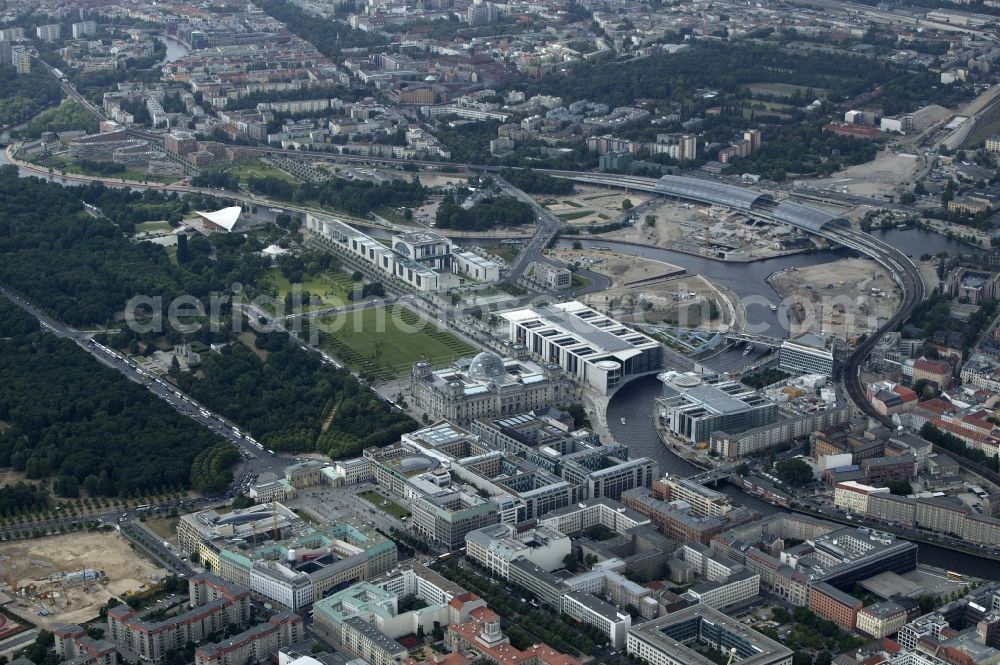 Aerial image Berlin - Site at the Brandenburg Gate in Berlin. The Brandenburg Gate forms with the Pariser Platz the conclusion of the Unter den Linden. On the west side of the gate is the place of the March 18, at the Strasse des 17. Juni begins, which passes through the Tiergarten