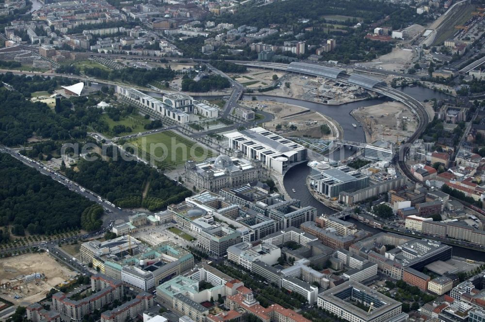 Aerial photograph Berlin - Site at the Brandenburg Gate in Berlin. The Brandenburg Gate forms with the Pariser Platz the conclusion of the Unter den Linden. On the west side of the gate is the place of the March 18, at the Strasse des 17. Juni begins, which passes through the Tiergarten