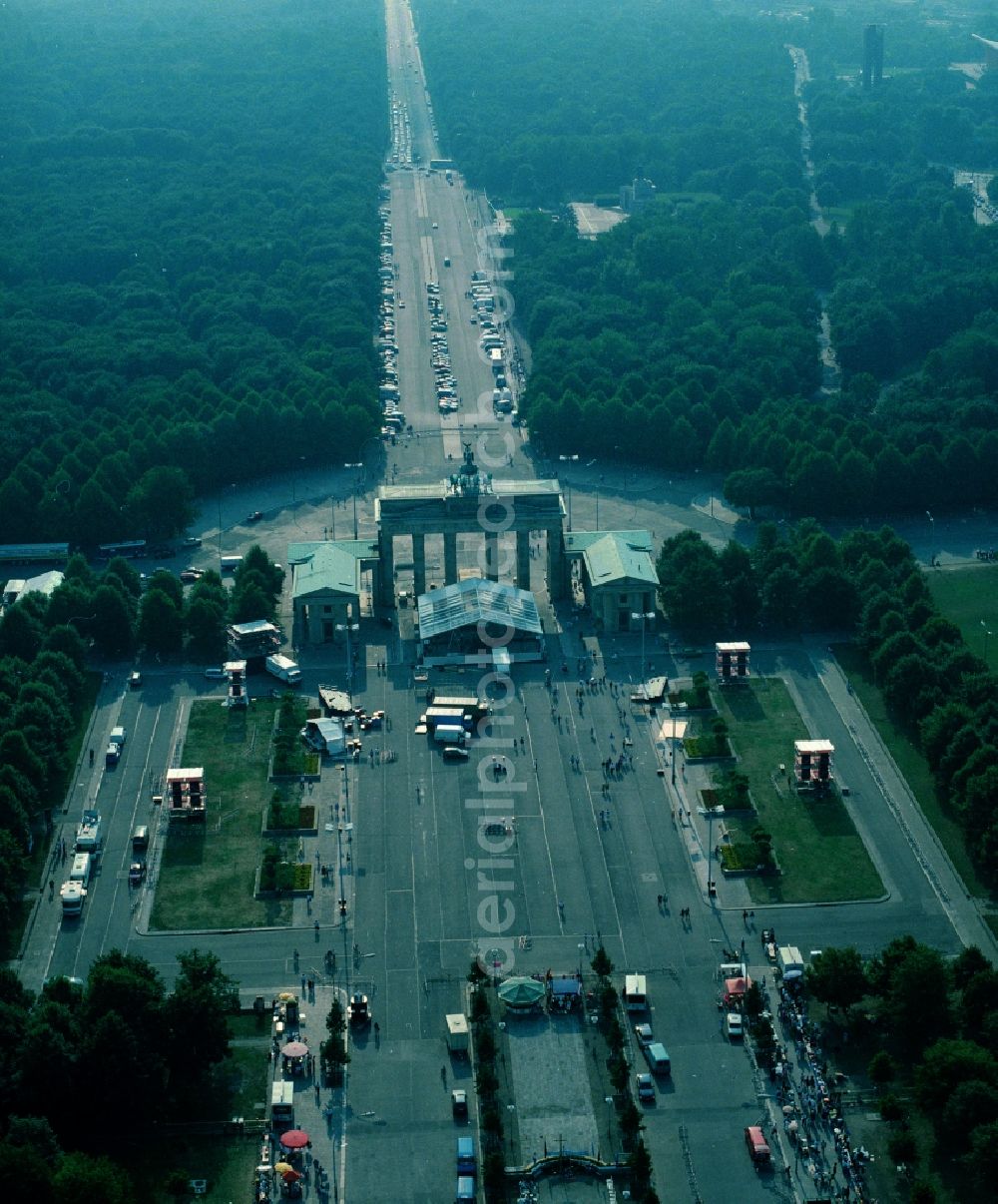 Aerial photograph Berlin - Site at the Brandenburg Gate in Berlin. The Brandenburg Gate forms with the Pariser Platz the conclusion of the Unter den Linden. On the west side of the gate is the place of the March 18, at the Strasse des 17. Juni begins, which passes through the Tiergarten