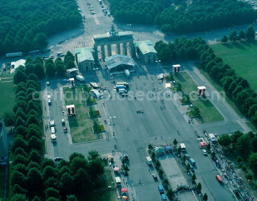 Berlin from above - Site at the Brandenburg Gate in Berlin. The Brandenburg Gate forms with the Pariser Platz the conclusion of the Unter den Linden. On the west side of the gate is the place of the March 18, at the Strasse des 17. Juni begins, which passes through the Tiergarten