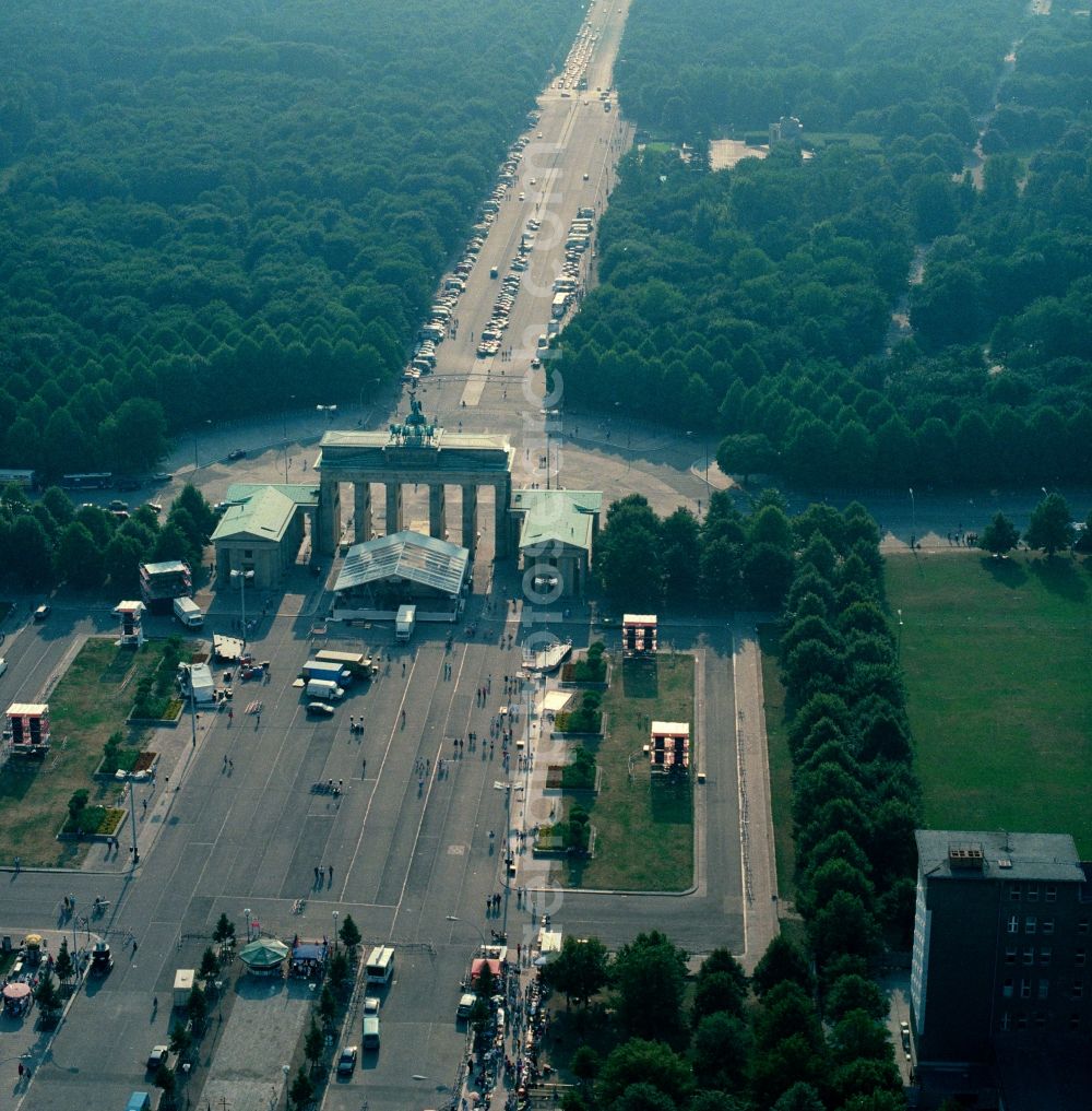 Berlin from the bird's eye view: Site at the Brandenburg Gate in Berlin. The Brandenburg Gate forms with the Pariser Platz the conclusion of the Unter den Linden. On the west side of the gate is the place of the March 18, at the Strasse des 17. Juni begins, which passes through the Tiergarten