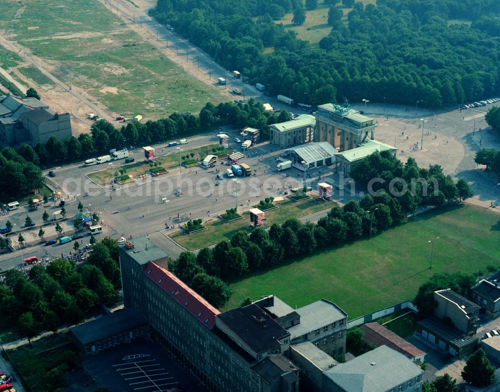 Aerial image Berlin - Site at the Brandenburg Gate in Berlin. The Brandenburg Gate forms with the Pariser Platz the conclusion of the Unter den Linden. On the west side of the gate is the place of the March 18, at the Strasse des 17. Juni begins, which passes through the Tiergarten