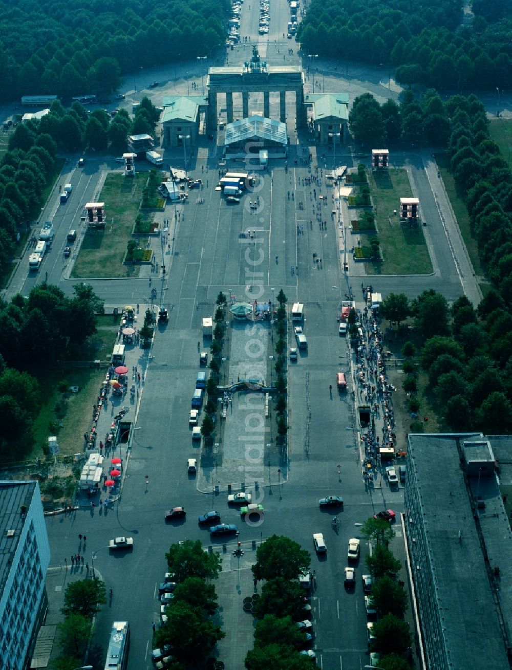 Aerial photograph Berlin - Site at the Brandenburg Gate in Berlin. The Brandenburg Gate forms with the Pariser Platz the conclusion of the Unter den Linden. On the west side of the gate is the place of the March 18, at the Strasse des 17. Juni begins, which passes through the Tiergarten