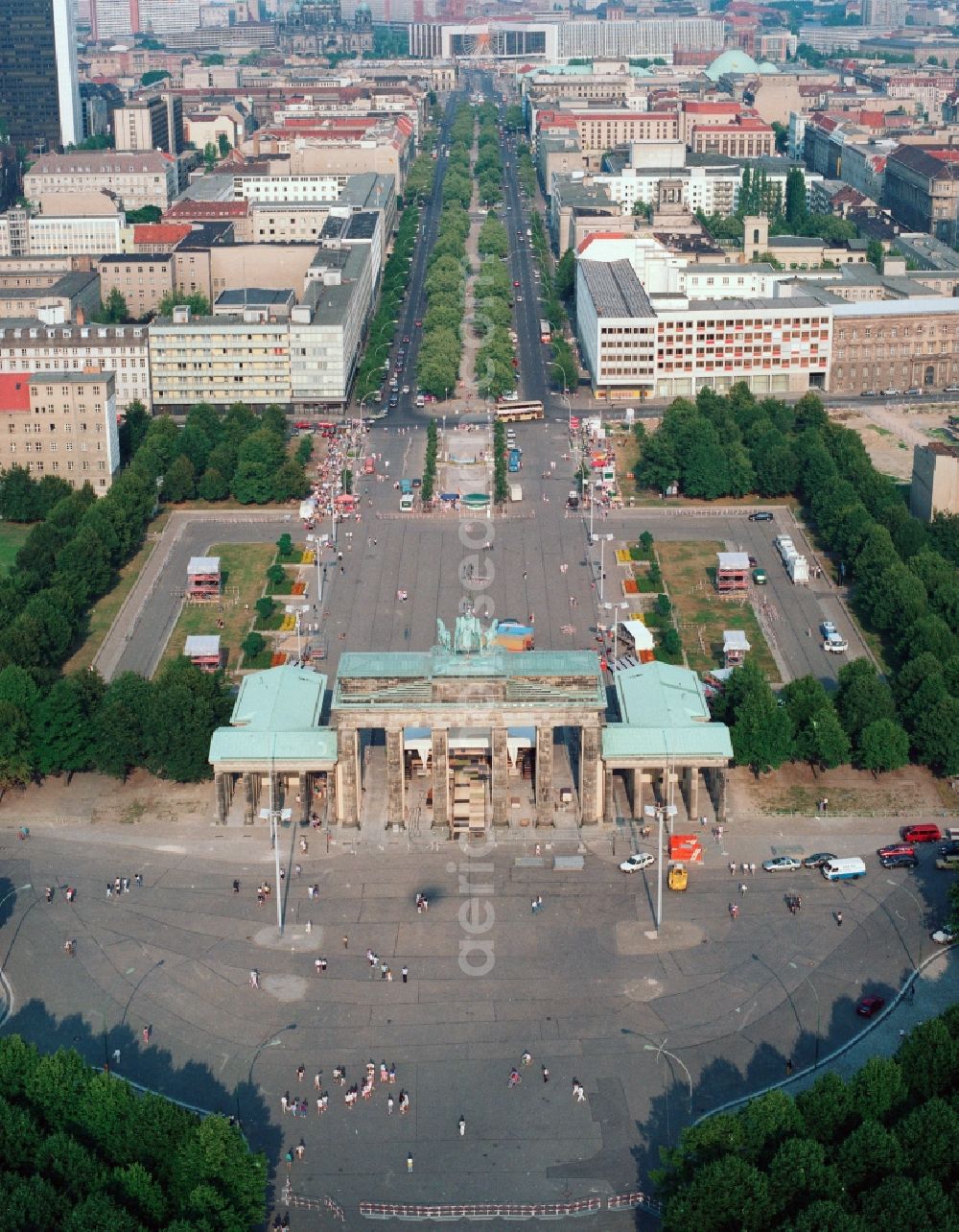 Berlin from the bird's eye view: Site at the Brandenburg Gate in Berlin. The Brandenburg Gate forms with the Pariser Platz the conclusion of the Unter den Linden. On the west side of the gate is the place of the March 18, at the Strasse des 17. Juni begins, which passes through the Tiergarten