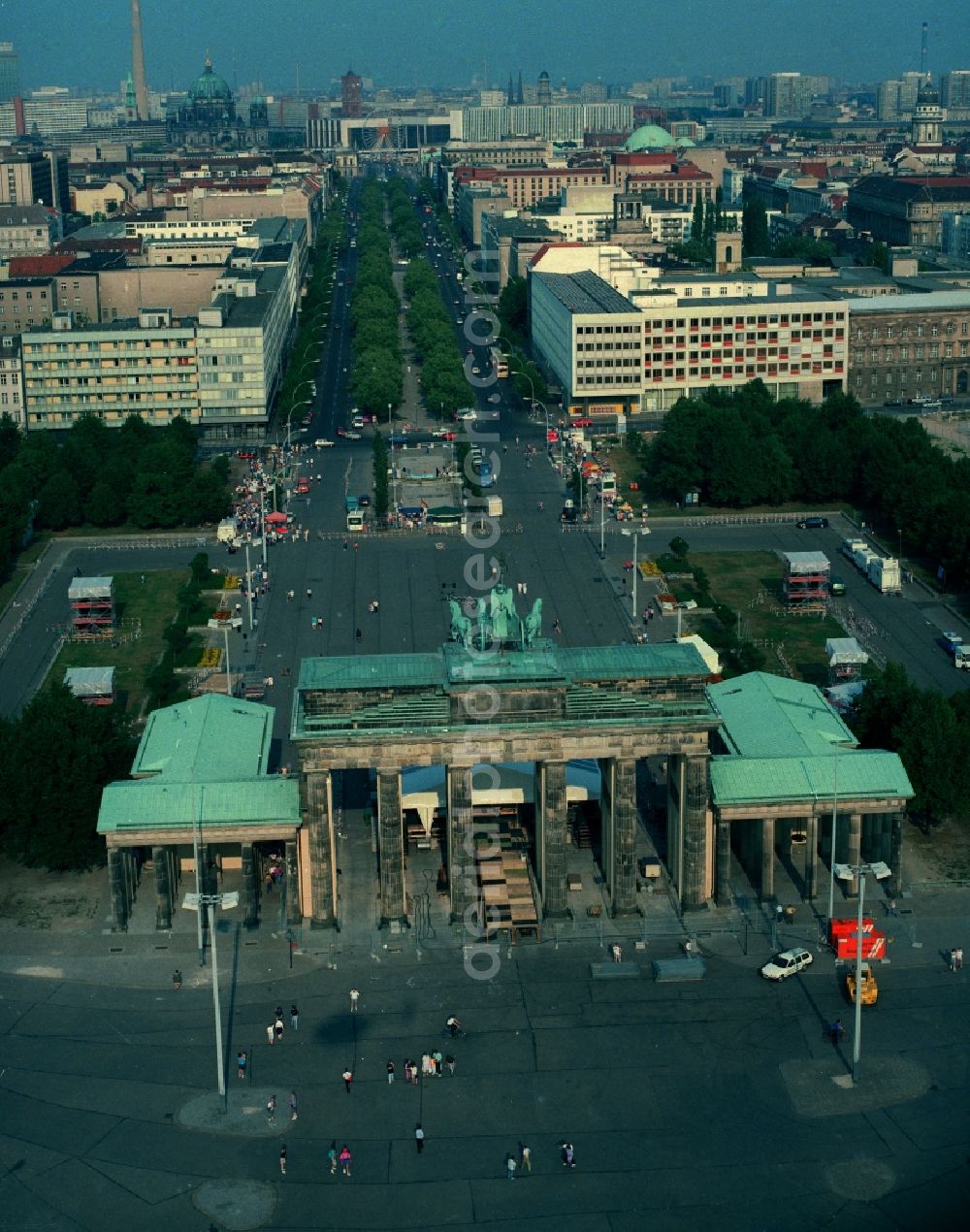 Aerial image Berlin - Site at the Brandenburg Gate in Berlin. The Brandenburg Gate forms with the Pariser Platz the conclusion of the Unter den Linden. On the west side of the gate is the place of the March 18, at the Strasse des 17. Juni begins, which passes through the Tiergarten