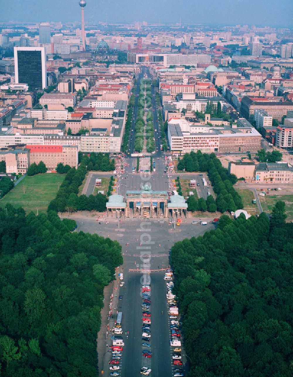 Aerial photograph Berlin - Site at the Brandenburg Gate in Berlin. The Brandenburg Gate forms with the Pariser Platz the conclusion of the Unter den Linden. On the west side of the gate is the place of the March 18, at the Strasse des 17. Juni begins, which passes through the Tiergarten