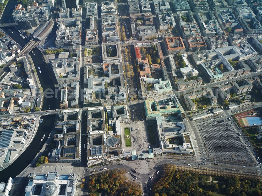 Berlin from the bird's eye view: Site at the Brandenburg Gate in Berlin. The Brandenburg Gate forms with the Pariser Platz the conclusion of the Unter den Linden. On the west side of the gate is the place of the March 18, at the Strasse des 17. Juni begins, which passes through the Tiergarten