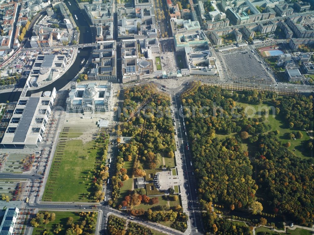 Aerial image Berlin - Site at the Brandenburg Gate in Berlin. The Brandenburg Gate forms with the Pariser Platz the conclusion of the Unter den Linden. On the west side of the gate is the place of the March 18, at the Strasse des 17. Juni begins, which passes through the Tiergarten