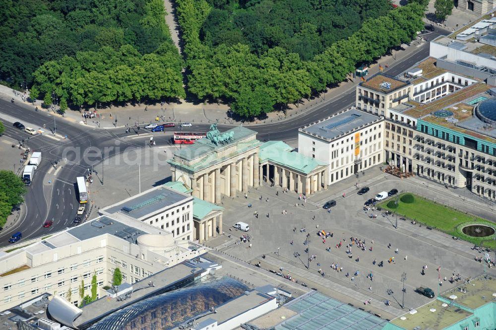 Aerial photograph Berlin Mitte - Brandenburger Tor am Pariser Platz in der Dorotheeenstadt in Berlin-Mitte. Brandenburg Gate at the Pariser Platz in the historic zone Dorotheeenstadt in the borough Mitte.