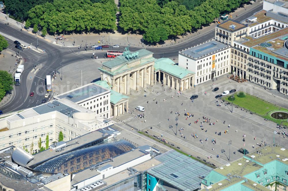 Berlin Mitte from above - Brandenburger Tor am Pariser Platz in der Dorotheeenstadt in Berlin-Mitte. Brandenburg Gate at the Pariser Platz in the historic zone Dorotheeenstadt in the borough Mitte.