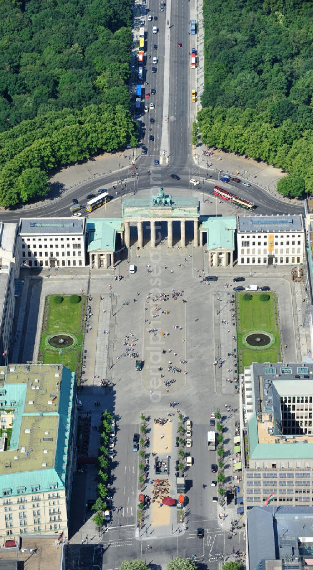 Aerial photograph Berlin Mitte - Brandenburger Tor am Pariser Platz in der Dorotheeenstadt in Berlin-Mitte. Brandenburg Gate at the Pariser Platz in the historic zone Dorotheeenstadt in the borough Mitte.