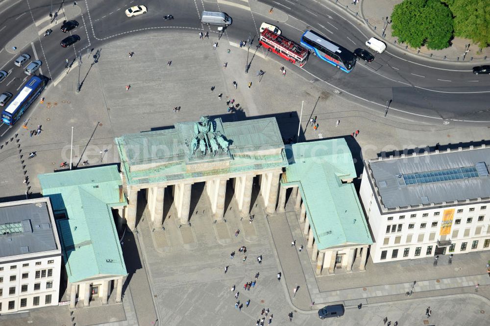 Berlin Mitte from above - Brandenburger Tor am Pariser Platz in der Dorotheeenstadt in Berlin-Mitte. Brandenburg Gate at the Pariser Platz in the historic zone Dorotheeenstadt in the borough Mitte.