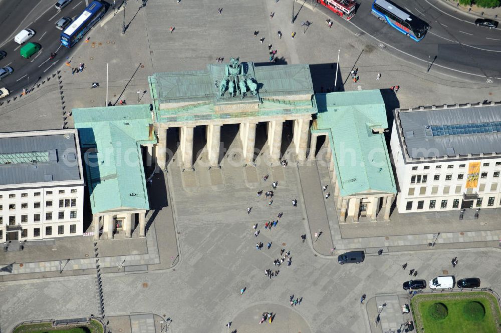 Berlin Mitte from the bird's eye view: Brandenburger Tor am Pariser Platz in der Dorotheeenstadt in Berlin-Mitte. Brandenburg Gate at the Pariser Platz in the historic zone Dorotheeenstadt in the borough Mitte.