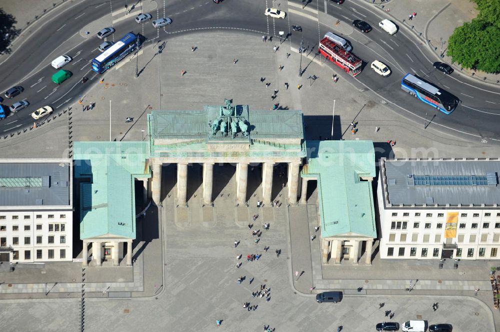 Aerial photograph Berlin Mitte - Brandenburger Tor am Pariser Platz in der Dorotheeenstadt in Berlin-Mitte. Brandenburg Gate at the Pariser Platz in the historic zone Dorotheeenstadt in the borough Mitte.