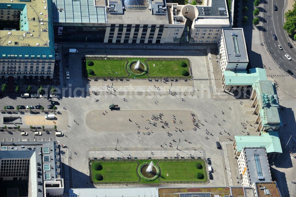 Berlin Mitte from above - Brandenburger Tor am Pariser Platz in der Dorotheeenstadt in Berlin-Mitte. Brandenburg Gate at the Pariser Platz in the historic zone Dorotheeenstadt in the borough Mitte.