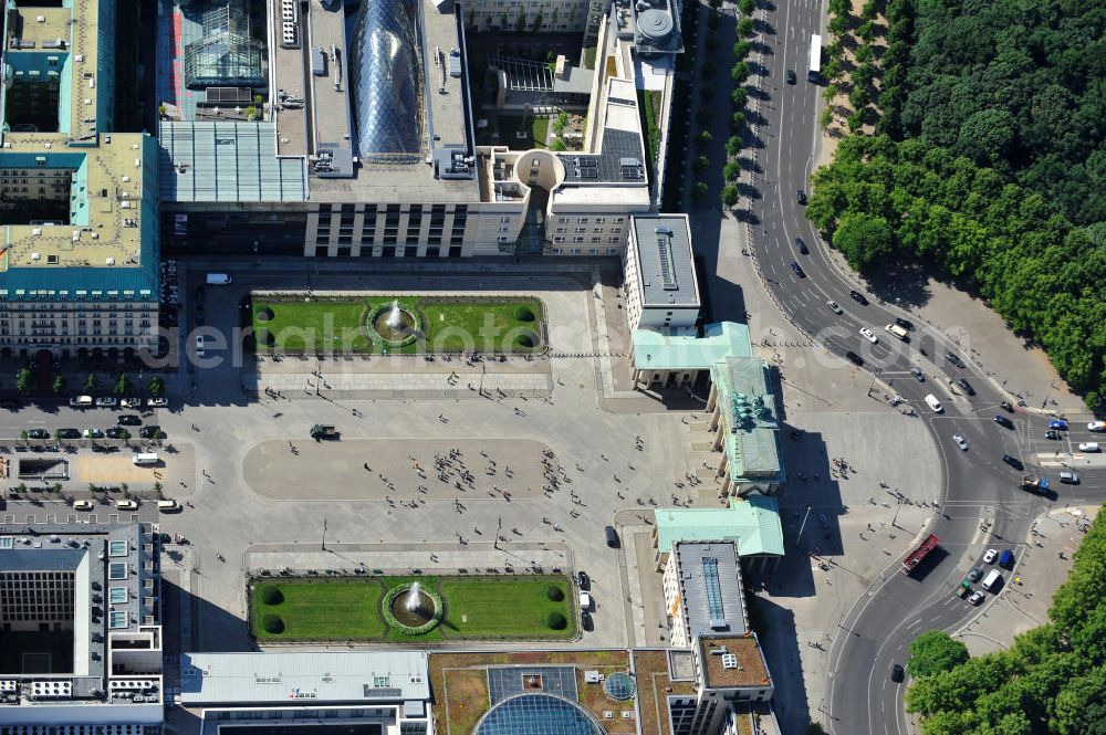 Berlin Mitte from the bird's eye view: Brandenburger Tor am Pariser Platz in der Dorotheeenstadt in Berlin-Mitte. Brandenburg Gate at the Pariser Platz in the historic zone Dorotheeenstadt in the borough Mitte.