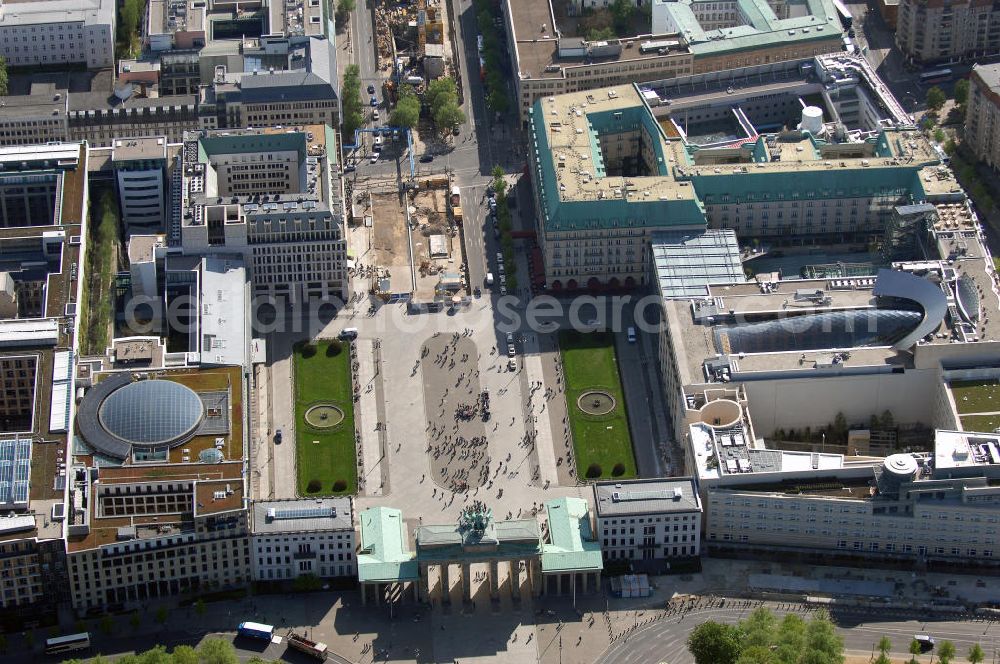 Aerial image Berlin - Blick auf das Brandenburger Tor am Pariser Platz in Berlin-Mitte