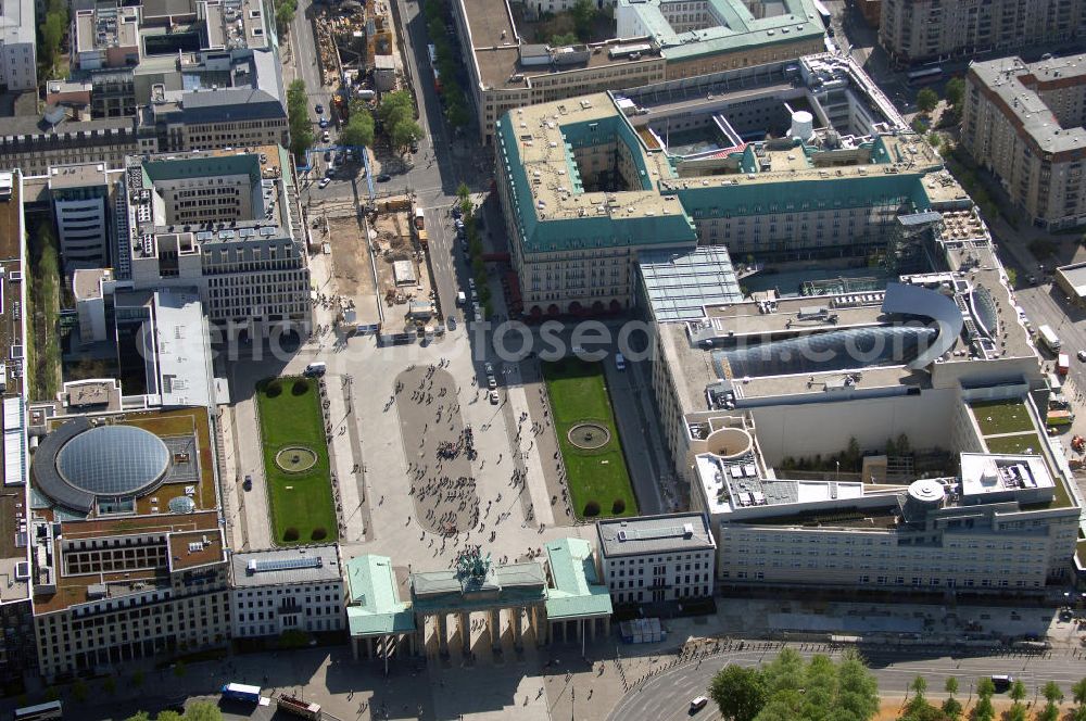 Aerial photograph Berlin - Blick auf das Brandenburger Tor am Pariser Platz in Berlin-Mitte