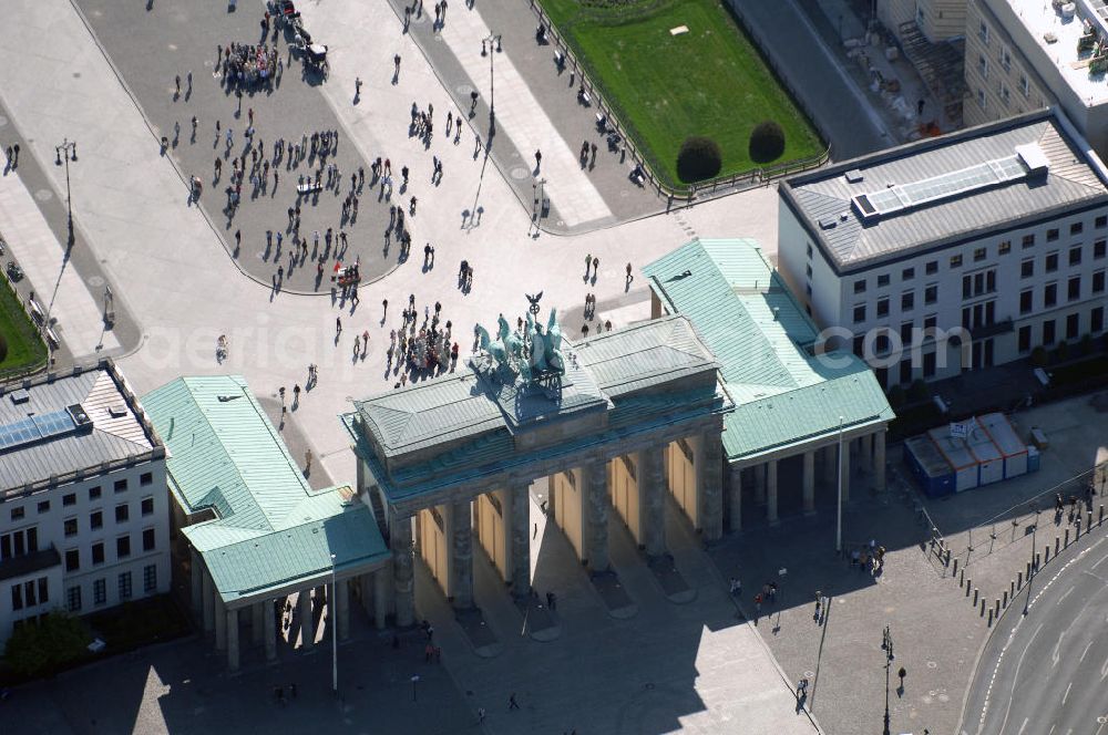 Berlin from above - Blick auf das Brandenburger Tor am Pariser Platz in Berlin-Mitte