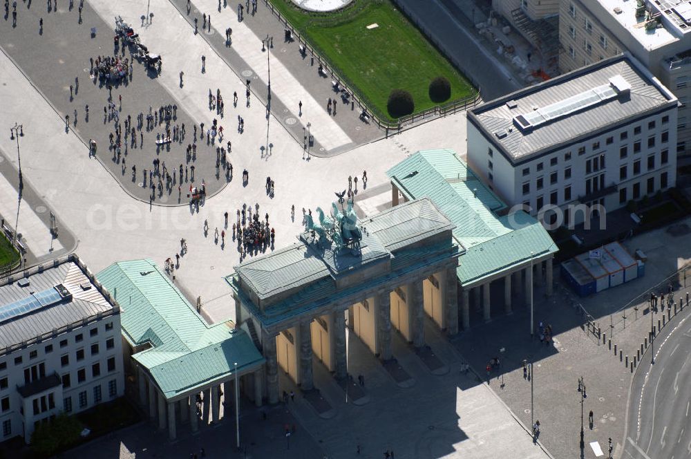 Aerial photograph Berlin - Blick auf das Brandenburger Tor am Pariser Platz in Berlin-Mitte