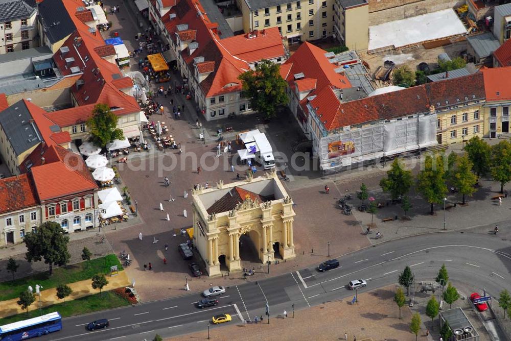 Potsdam from above - Blick auf das Brandenburger Tor. Es steht am westlichen Ende der Brandenburger Straße, welche in Gegenrichtung in gerader Linie bis zur Kirche St. Peter und Paul verläuft. Das Tor, das einem römischen Triumphbogen ähnelt, hat zwei Baumeister und deshalb auch zwei Gesichter. Karl von Gontard entwarf im Auftrag von Friedrich II. die Stadtseite. Sein Schüler Georg Christian Unger übernahm die Feldseite. Im Jahre 1770 wurde das Tor fertiggestellt.