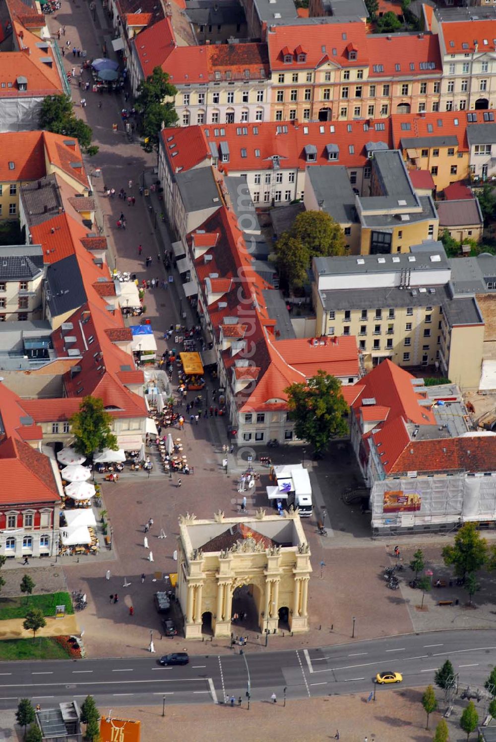 Potsdam from the bird's eye view: Blick auf das Brandenburger Tor. Es steht am westlichen Ende der Brandenburger Straße, welche in Gegenrichtung in gerader Linie bis zur Kirche St. Peter und Paul verläuft. Das Tor, das einem römischen Triumphbogen ähnelt, hat zwei Baumeister und deshalb auch zwei Gesichter. Karl von Gontard entwarf im Auftrag von Friedrich II. die Stadtseite. Sein Schüler Georg Christian Unger übernahm die Feldseite. Im Jahre 1770 wurde das Tor fertiggestellt.