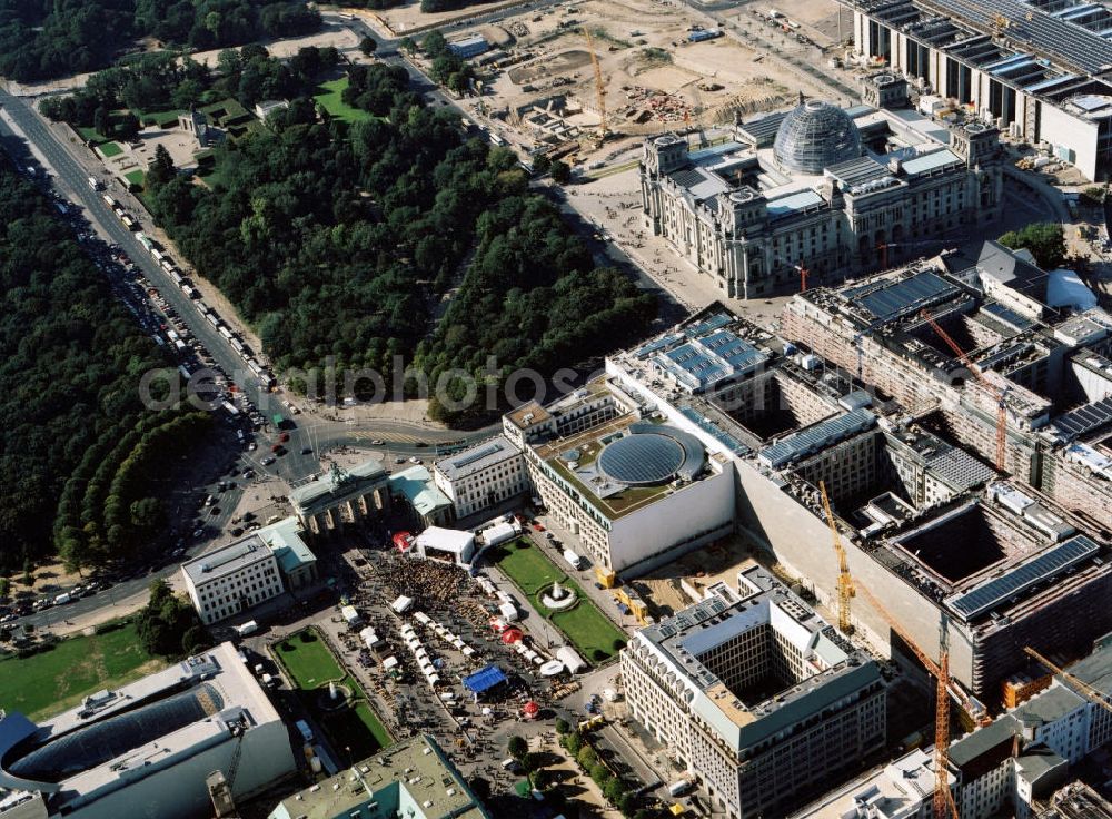 Aerial image Berlin - Blick auf eine Veranstaltung auf dem Pariser Platz am Brandenburger Tor und die Parkanlagen um die Straße des 17.Juni in Berlin-Mitte. Mit im Bild das Reichstagsgebäude und die Bauarbeiten zum Paul-Löbe-Haus, welche von 1997 2001 dauerten.