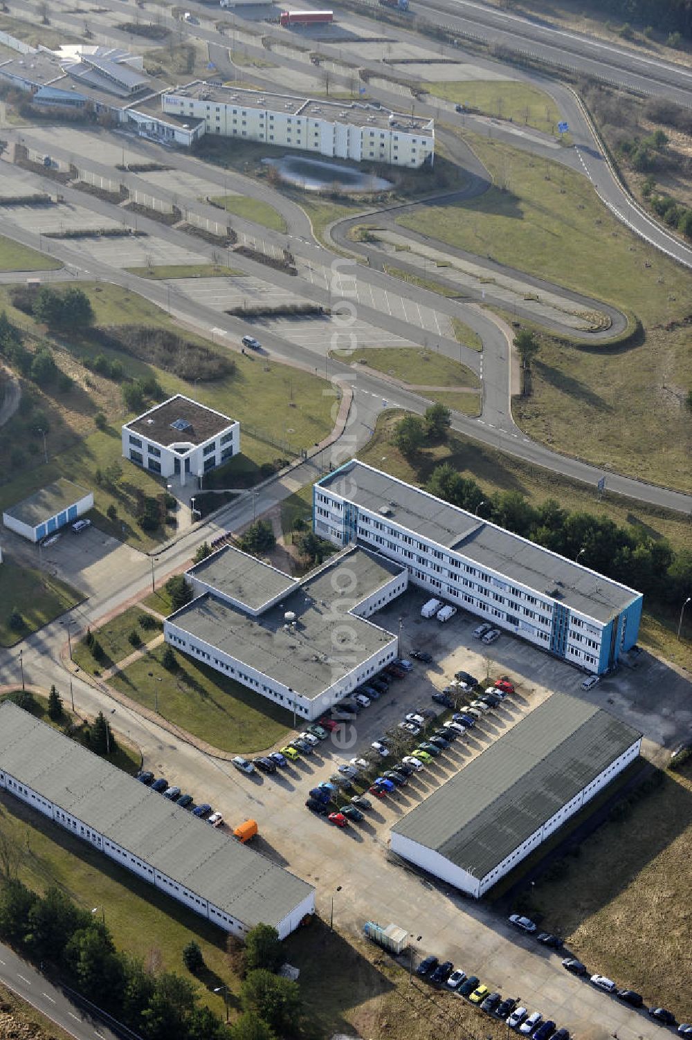 STOLPE from above - Blick auf die Gebäude des Landesbetrieb Brandenburg Niederlassung Autobahn (ehem. Brandenburgisches Autobahnamt) in Stolpe an der Autobahn A 111 auf dem Gelände des ehemaligen Grenzübergang s zwischen Westberlin und der DDR. View of the Building of the motorway administration Brandenburg in Stolpe on the motorway A 111.