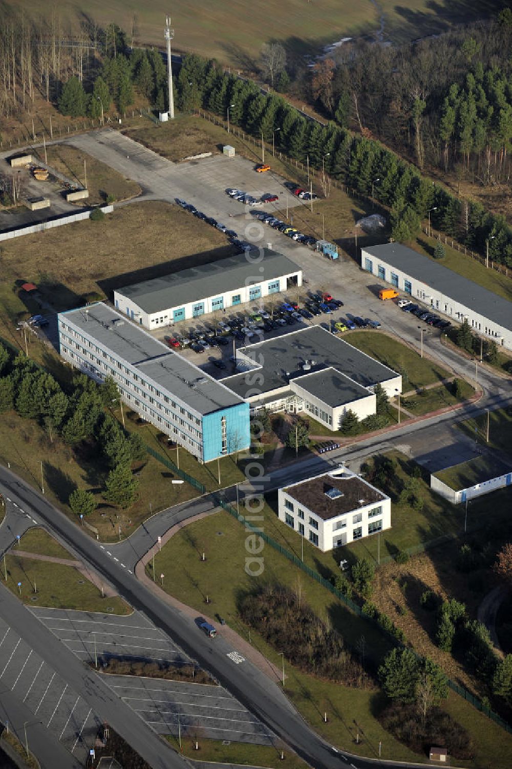 STOLPE from above - Blick auf die Gebäude des Landesbetrieb Brandenburg Niederlassung Autobahn (ehem. Brandenburgisches Autobahnamt) in Stolpe an der Autobahn A 111 auf dem Gelände des ehemaligen Grenzübergang s zwischen Westberlin und der DDR. View of the Building of the motorway administration Brandenburg in Stolpe on the motorway A 111.