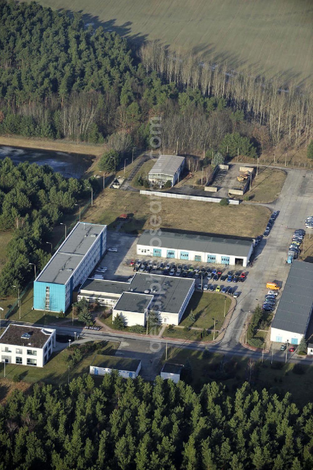 STOLPE from above - Blick auf die Gebäude des Landesbetrieb Brandenburg Niederlassung Autobahn (ehem. Brandenburgisches Autobahnamt) in Stolpe an der Autobahn A 111 auf dem Gelände des ehemaligen Grenzübergang s zwischen Westberlin und der DDR. View of the Building of the motorway administration Brandenburg in Stolpe on the motorway A 111.