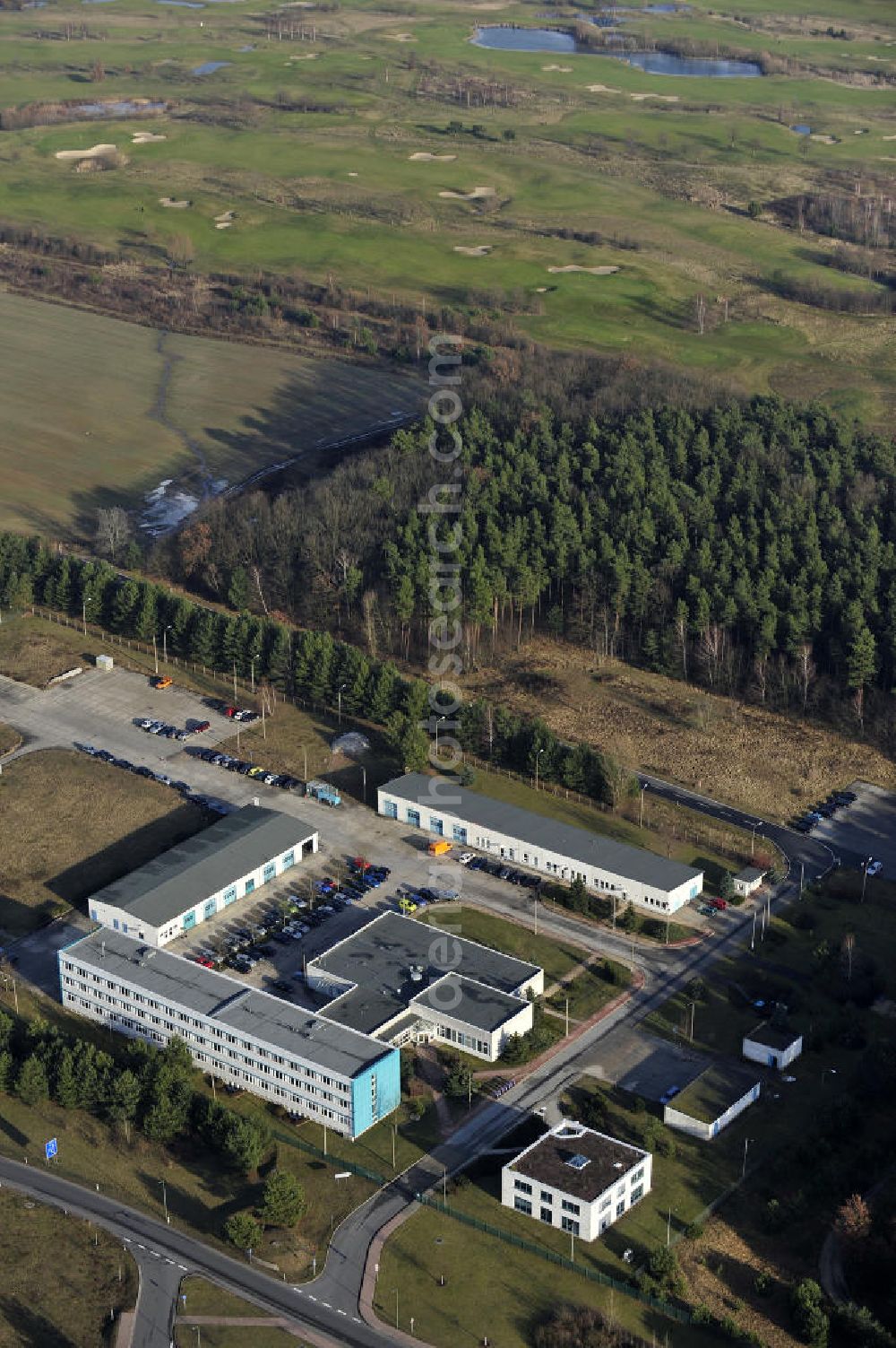 STOLPE from above - Blick auf die Gebäude des Landesbetrieb Brandenburg Niederlassung Autobahn (ehem. Brandenburgisches Autobahnamt) in Stolpe an der Autobahn A 111 auf dem Gelände des ehemaligen Grenzübergang s zwischen Westberlin und der DDR. View of the Building of the motorway administration Brandenburg in Stolpe on the motorway A 111.