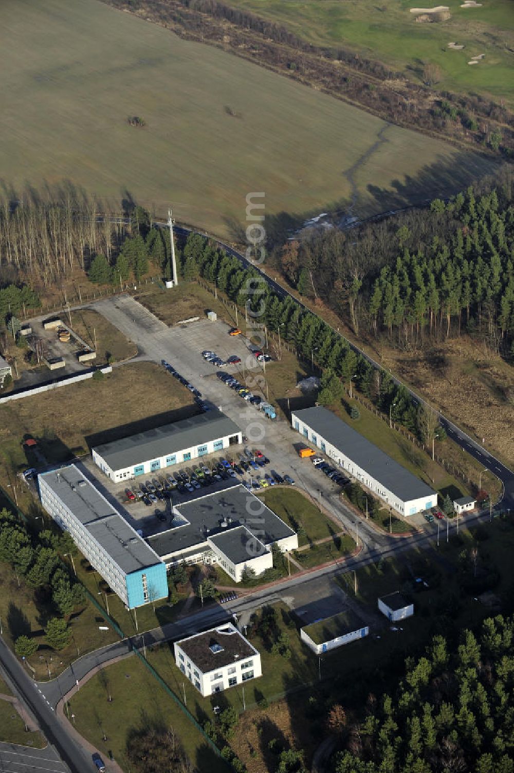 STOLPE from above - Blick auf die Gebäude des Landesbetrieb Brandenburg Niederlassung Autobahn (ehem. Brandenburgisches Autobahnamt) in Stolpe an der Autobahn A 111 auf dem Gelände des ehemaligen Grenzübergang s zwischen Westberlin und der DDR. View of the Building of the motorway administration Brandenburg in Stolpe on the motorway A 111.