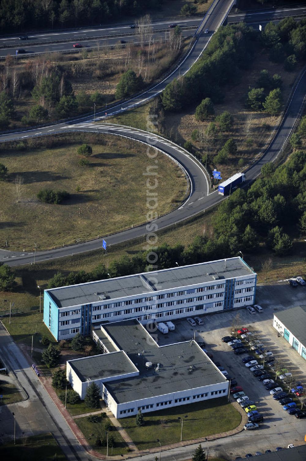 Aerial photograph STOLPE - Blick auf die Gebäude des Landesbetrieb Brandenburg Niederlassung Autobahn (ehem. Brandenburgisches Autobahnamt) in Stolpe an der Autobahn A 111 auf dem Gelände des ehemaligen Grenzübergang s zwischen Westberlin und der DDR. View of the Building of the motorway administration Brandenburg in Stolpe on the motorway A 111.