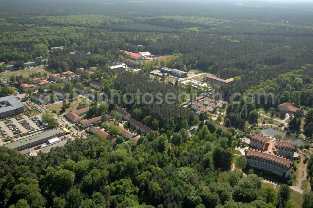 Wandlitz from above - Blick auf die Brandenburgklinik in der Waldsiedlung (ehemaliges SED-Gelände) in Wandlitz. Wandlitz liegt im Landkreis Barnim in Brandenburg. Die Brandenburgklinik Bernau bei Berlin beheimatet die Fachabteilungen für Neurologie, Orthopädie und Kardiologie und hat eine Aufnahmekapazität von 700 stationären Patienten. Kontakt: Brandenburg Klinik Bernau-Waldfrieden GmbH BKB & Co. KG, Tel. +49 (0) 333 97 30,