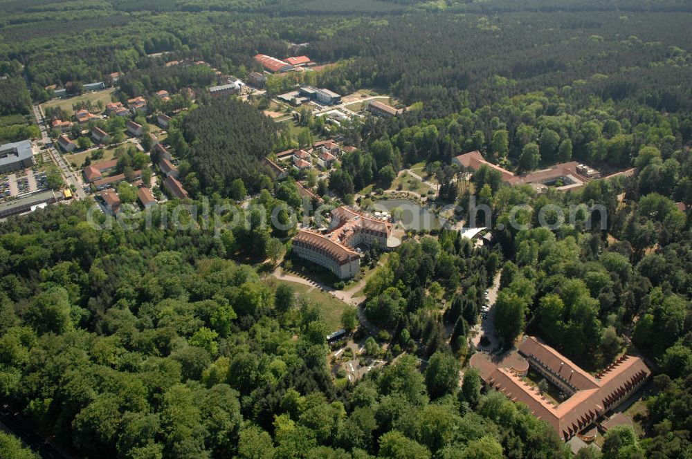 Wandlitz from the bird's eye view: Blick auf die Brandenburgklinik in der Waldsiedlung (ehemaliges SED-Gelände) in Wandlitz. Wandlitz liegt im Landkreis Barnim in Brandenburg. Die Brandenburgklinik Bernau bei Berlin beheimatet die Fachabteilungen für Neurologie, Orthopädie und Kardiologie und hat eine Aufnahmekapazität von 700 stationären Patienten. Kontakt: Brandenburg Klinik Bernau-Waldfrieden GmbH BKB & Co. KG, Tel. +49 (0) 333 97 30,