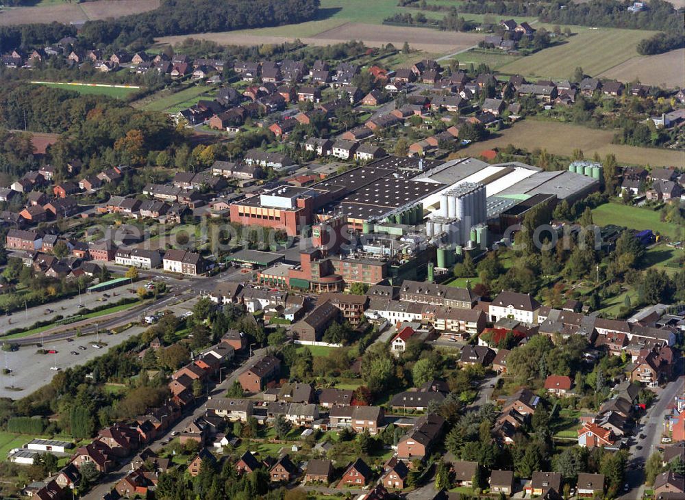 Issum from the bird's eye view: Die größte Altbierbrauerei Deutschlands besteht seit 1882 und befand sich bis 2001 im Besitz der Familie Diebels. Heute gehört das Traditionsunternehmen zur Beck & Co und damit zur InBev-Gruppe (ehemals Interbrew). Diebels brewery in Issum in North Rhine-Westphalia.