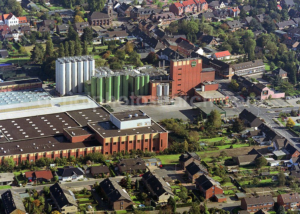 Aerial image Issum - Die größte Altbierbrauerei Deutschlands besteht seit 1882 und befand sich bis 2001 im Besitz der Familie Diebels. Heute gehört das Traditionsunternehmen zur Beck & Co und damit zur InBev-Gruppe (ehemals Interbrew). Diebels brewery in Issum in North Rhine-Westphalia.