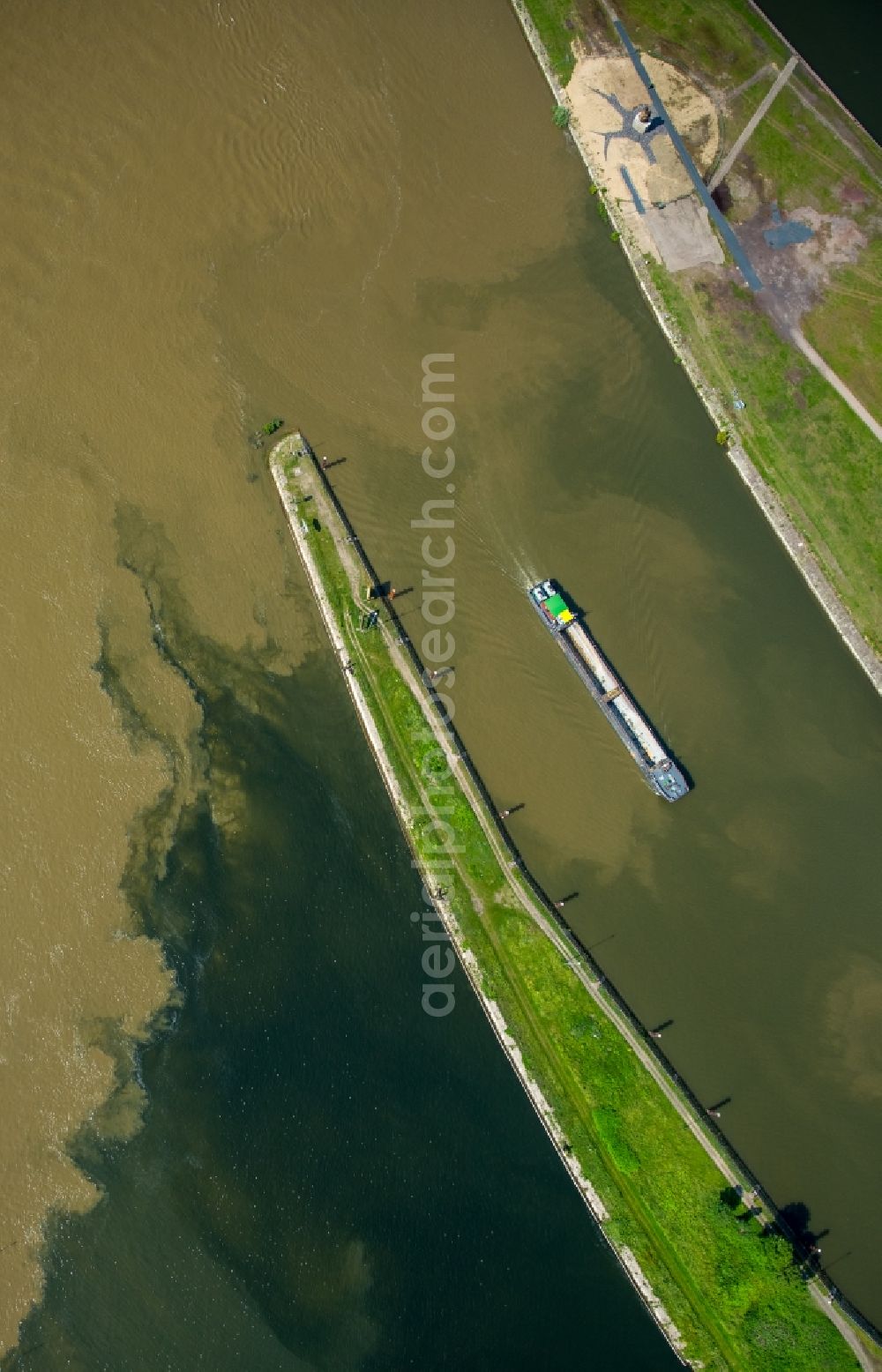 Duisburg from the bird's eye view: Brown Rhine flood mixes water with the clean Ruhr at the Ruhr estuary at Port of Duisburg in Duisburg in North Rhine-Westphalia