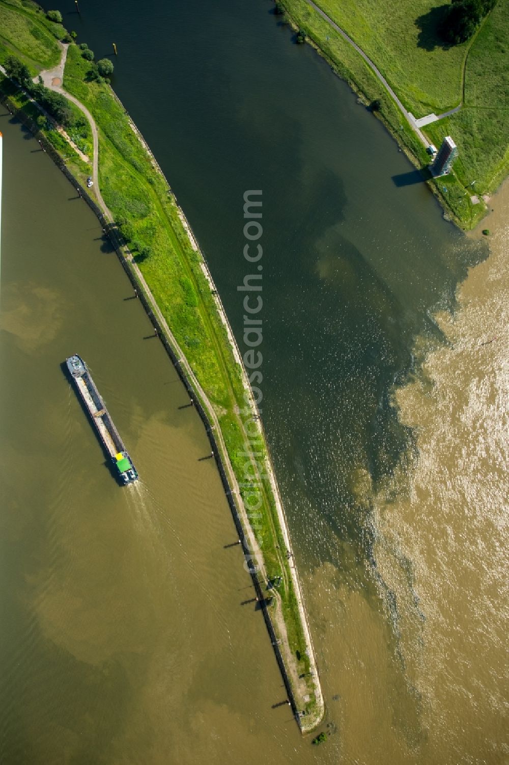 Aerial photograph Duisburg - Brown Rhine flood mixes water with the clean Ruhr at the Ruhr estuary at Port of Duisburg in Duisburg in North Rhine-Westphalia