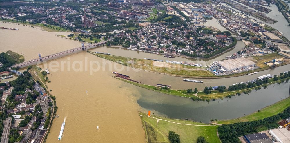 Aerial photograph Duisburg - Brown Rhine flood mixes water with the clean Ruhr at the Ruhr estuary at Port of Duisburg in Duisburg at Ruhrgebiet in North Rhine-Westphalia