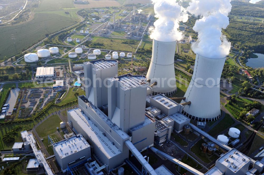 Lippendorf from above - Gelände des Kraftwerk Lippendorf, ein mit Braunkohle befeuertes Heizkraftwerk / Dampfkraftwerk im Nordwestrand des Ortes Lippendorf der Gemeinde Neukieritzsch im Landkreis Leipzig. Die beiden Dampferzeuger und Kesselhäuser sind knapp 165 Meter hoch. Betreiber und neben der EnBW Energie Baden-Württemberg AG auch Eigentümer des Kraftwerks ist die Vattenfall Europe Generation AG. Area of fueled by brown coal power plant Lippendorf in municipality Neukieritzsch in administrative district Leipzig. The two steam generators and boiler houses are nearly 165 metres high. The heat and steam power plant is owned by power supply companies EnBW Energie Baden-Württemberg and Vattenfall Europe Generation AG, who is also the operator.