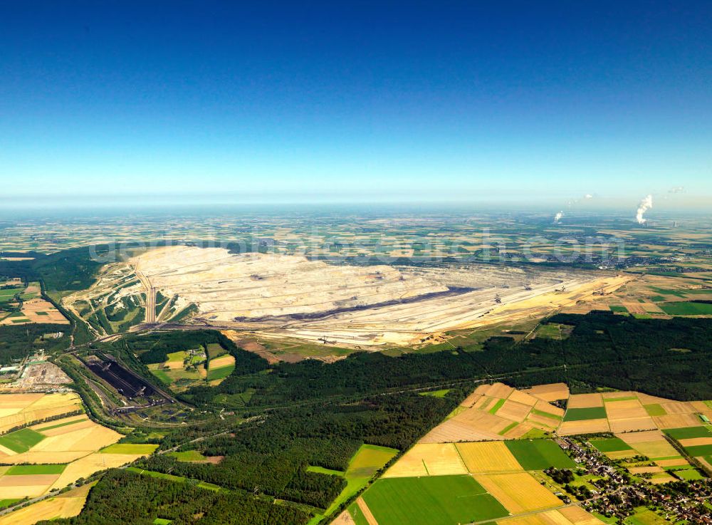 Niederzier from the bird's eye view: Der Braunkohle- Tagebau Hambach (in den Gemeinden Niederzier, Kreis Düren und Elsdorf, Rhein-Erft-Kreis) ist der größte von der RWE Power AG (ehemals Rheinbraun AG) zur Förderung von Braunkohle betriebene Tagebau. Hambach coal- mine in North Rhine-Westphalia