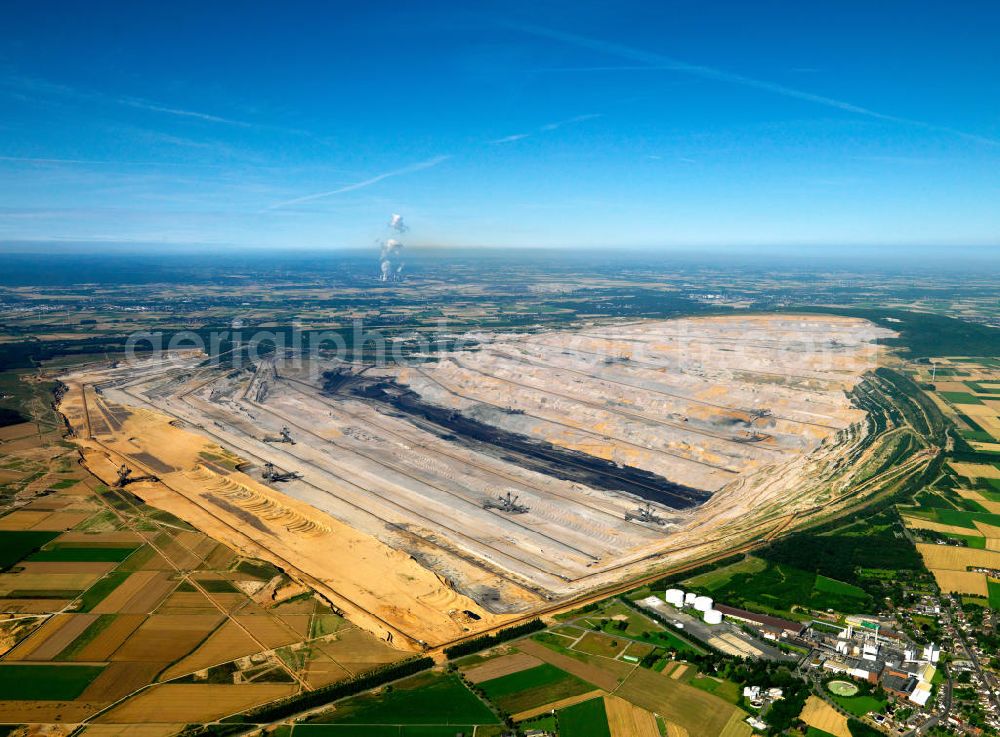 Aerial image Niederzier - Der Braunkohle- Tagebau Hambach (in den Gemeinden Niederzier, Kreis Düren und Elsdorf, Rhein-Erft-Kreis) ist der größte von der RWE Power AG (ehemals Rheinbraun AG) zur Förderung von Braunkohle betriebene Tagebau. Hambach coal- mine in North Rhine-Westphalia