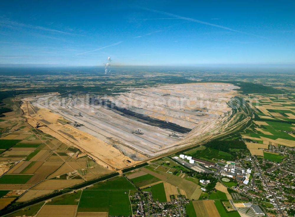 Aerial photograph Niederzier - Der Braunkohle- Tagebau Hambach (in den Gemeinden Niederzier, Kreis Düren und Elsdorf, Rhein-Erft-Kreis) ist der größte von der RWE Power AG (ehemals Rheinbraun AG) zur Förderung von Braunkohle betriebene Tagebau. Hambach coal- mine in North Rhine-Westphalia