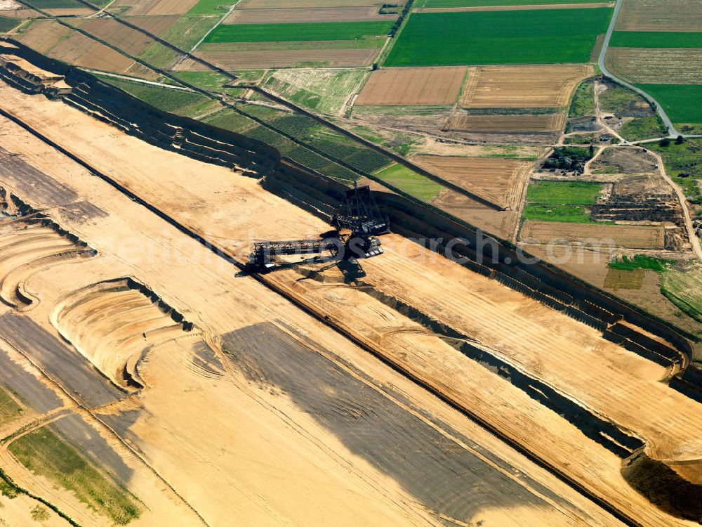 Niederzier from above - Der Braunkohle- Tagebau Hambach (in den Gemeinden Niederzier, Kreis Düren und Elsdorf, Rhein-Erft-Kreis) ist der größte von der RWE Power AG (ehemals Rheinbraun AG) zur Förderung von Braunkohle betriebene Tagebau. Hambach coal- mine in North Rhine-Westphalia