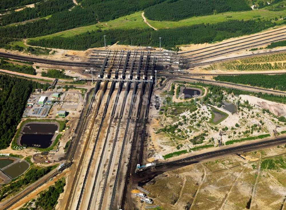 Niederzier from the bird's eye view: Der Braunkohle- Tagebau Hambach (in den Gemeinden Niederzier, Kreis Düren und Elsdorf, Rhein-Erft-Kreis) ist der größte von der RWE Power AG (ehemals Rheinbraun AG) zur Förderung von Braunkohle betriebene Tagebau. Hambach coal- mine in North Rhine-Westphalia