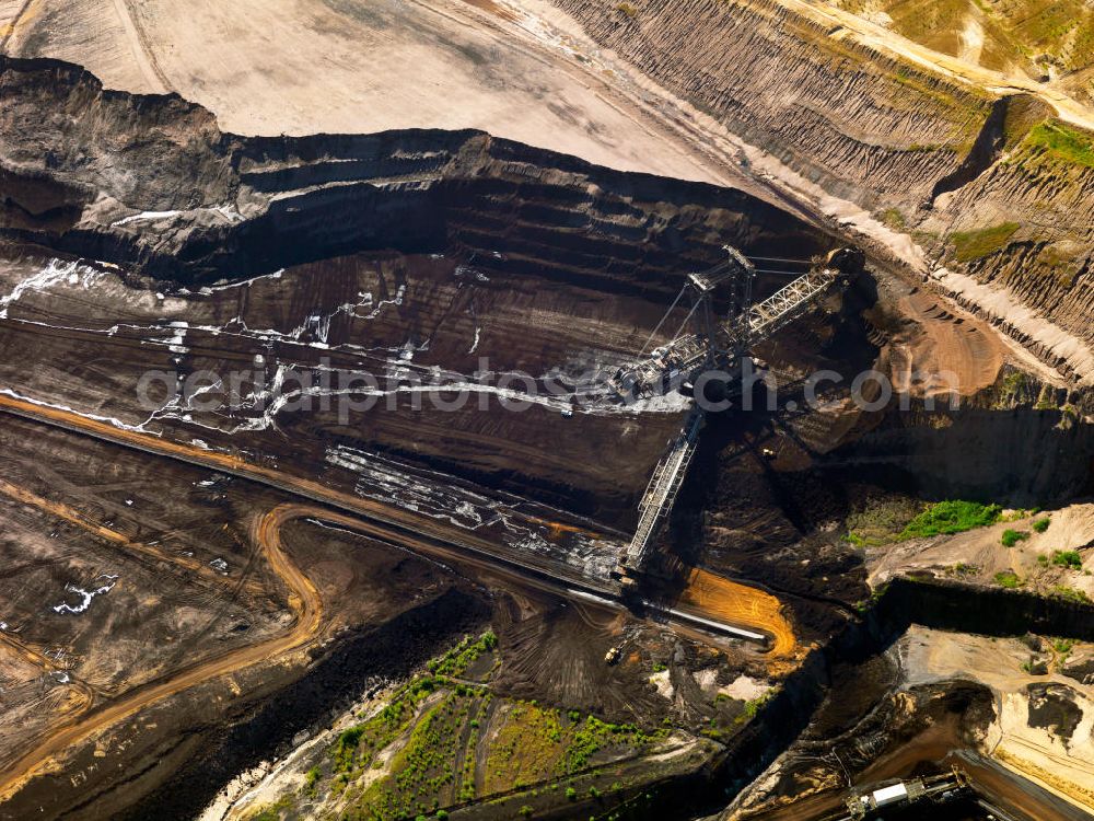 Aerial photograph Niederzier - Der Braunkohle- Tagebau Hambach (in den Gemeinden Niederzier, Kreis Düren und Elsdorf, Rhein-Erft-Kreis) ist der größte von der RWE Power AG (ehemals Rheinbraun AG) zur Förderung von Braunkohle betriebene Tagebau. Hambach coal- mine in North Rhine-Westphalia